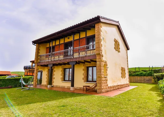 Photo de Comoda Casa Con Vistas Al Mar Y Gran Jardin. Ajo